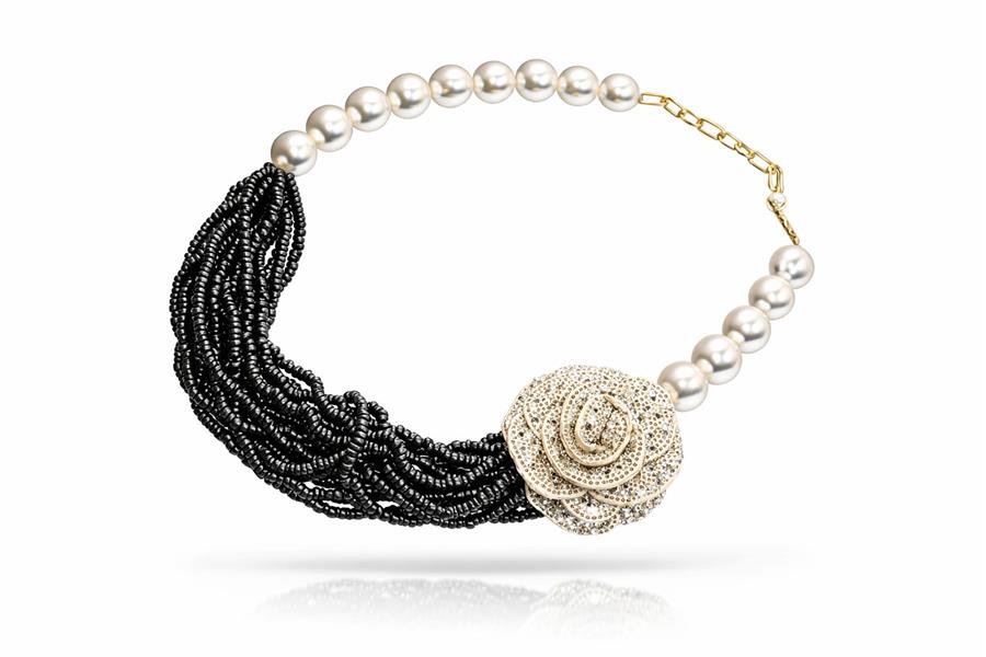 Megan İncili Siyah Boncuklu Çiçek Detaylı Kolye